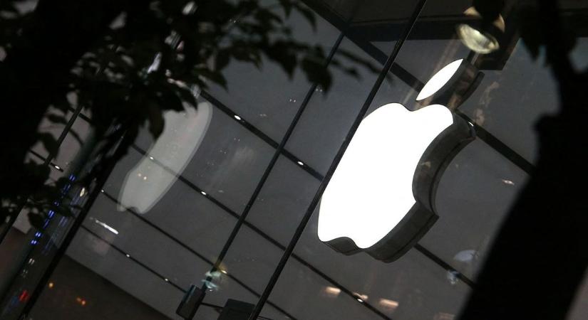 Az okostelefon-piac monopolizálásával vádolják az Apple-t