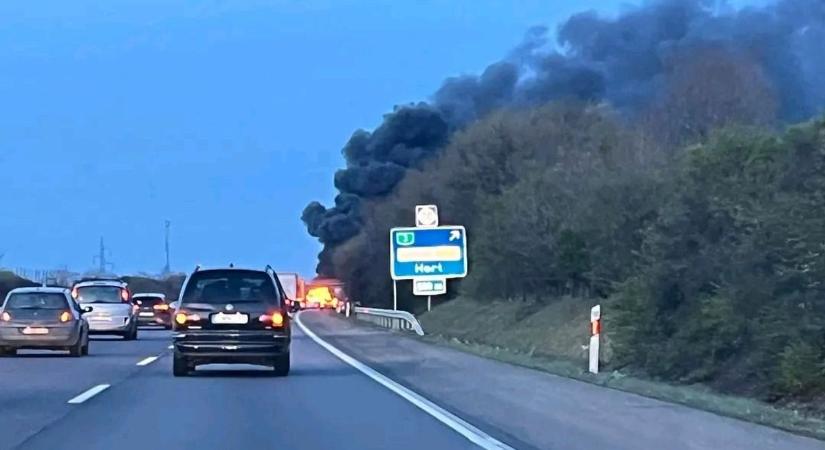 Felrobbant és fél méteres lángokkal égett a kamion az M3-ason  videó