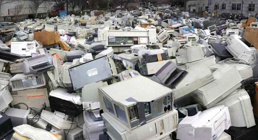 Belefulladunk az e-hulladékok áradatába: a mennyiségük ötször gyorsabban nő, mint amennyit újra lehet hasznosítani