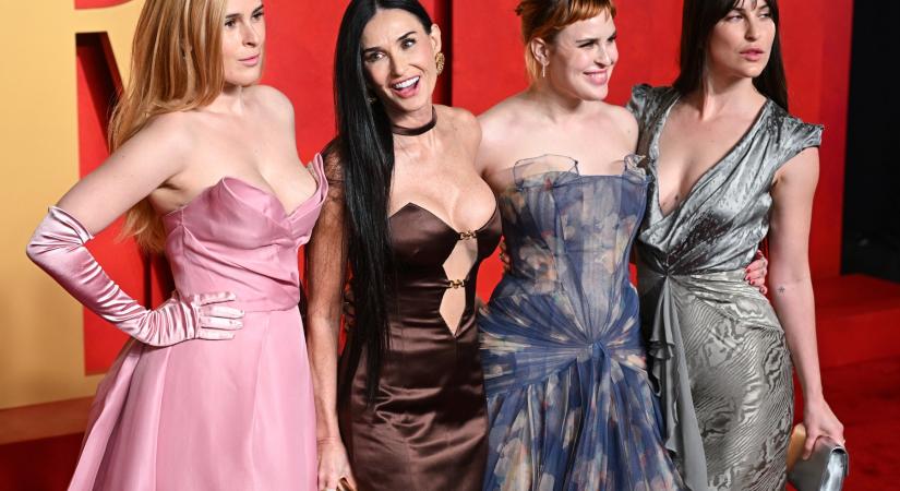 Demi Moore olyan hipertökéletes alakot mutatott az minden megmutató ruhájában, ami még az Oscar-gálán is merésznek számított