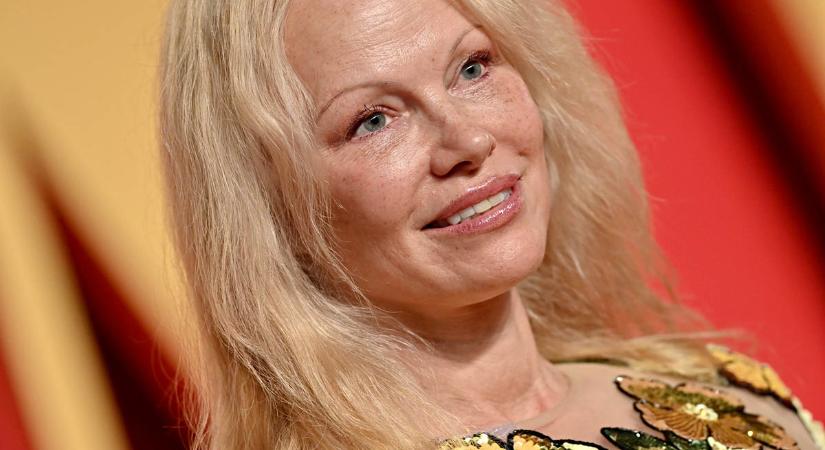 Az 56 éves Pamela Anderson vagány farmereket tervezett: jövőbe mutató retró fazonok