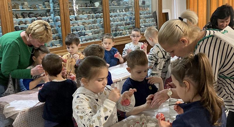 Húsvéti készülődés – Tojást festettek, tormát reszeltek az ovisok a Viski Károly Múzeumban