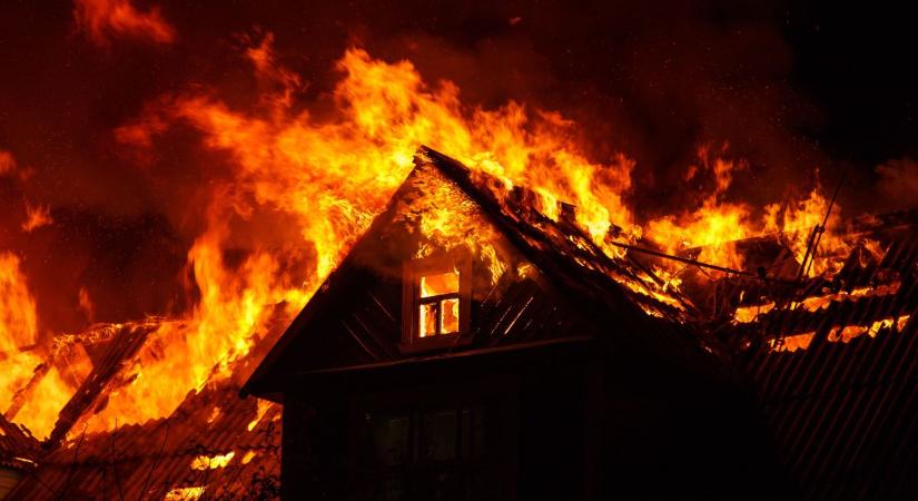 Felcsaptak a lángok egy házban Bánrévén