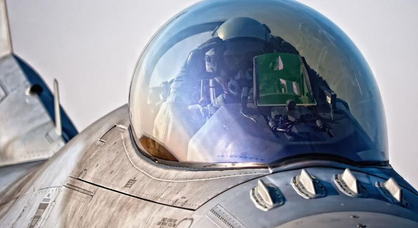 A britek kiképezték az ukrajnai harci pilóták első csoportját – nemsokára beülhetnek az F-16-osokba