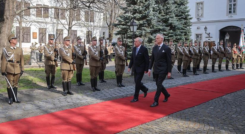 A magyar haderő helyzetéről tájékozódott a köztársasági elnök