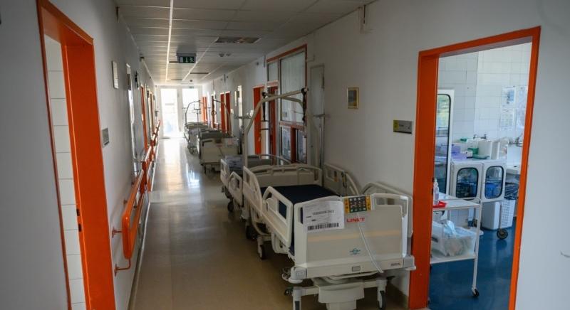 Kórházi osztályokat zárnak be átmenetileg a tartozások miatt - állítják a beszállítók