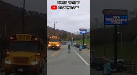 Életveszélyes volt az iskolabusszal szemben, rendőr várta a másik oldalon