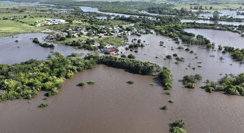 Történelmi pusztítás, utakat és több száz házat öntött el az árvíz Uruguayban