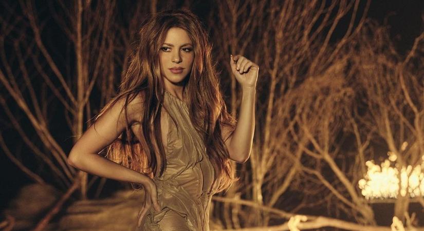 Csak egy kötelekből álló, lyukas body takarja Shakira meztelen testét - videó