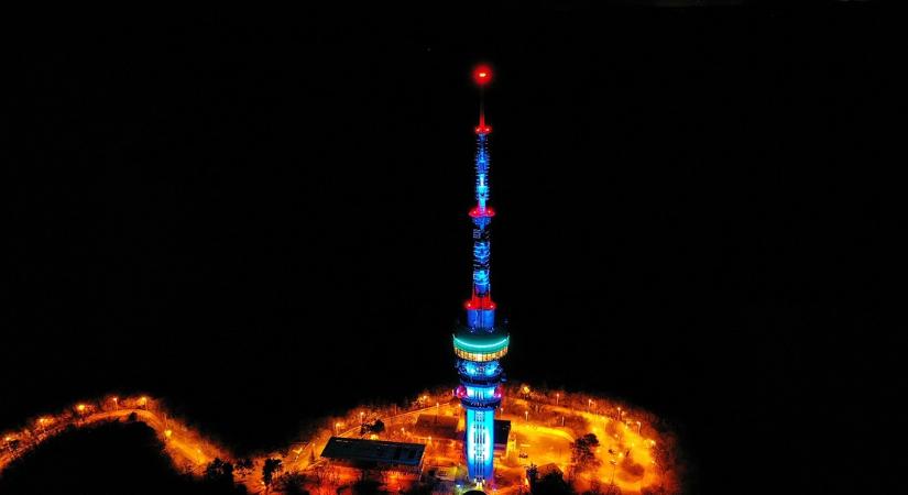Kék fénybe öltözik a pécsi TV-torony
