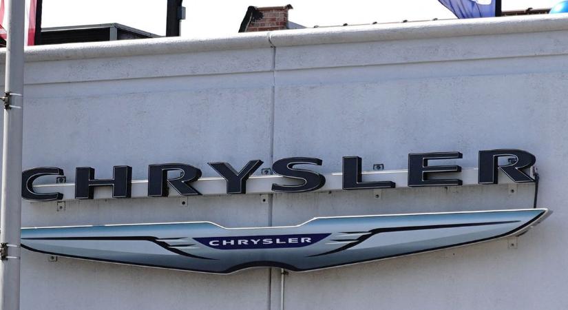 Több százezer autót hív vissza a Chrysler