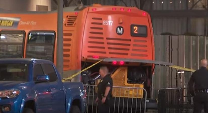 Fegyveres férfi térített el egy buszt Los Angelesben - videók