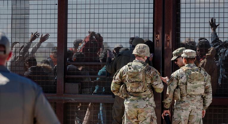 Káosz és erőszak a texasi határon, átgázoltak a határőrökön az illegális bevándorlók