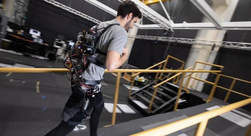 Kalibrálás nélkül is bárki felveheti: AI-vezérelt exoszkeleton segíti a mozgást