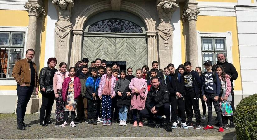 Hatvani roma tanulók látogattak a Grassalkovich-kastélyba