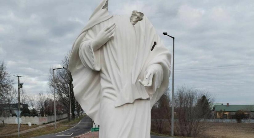 Vádemelést javasolnak a férfi ellen, aki megrongálta a dunavecsei Szűz Mária szobrot