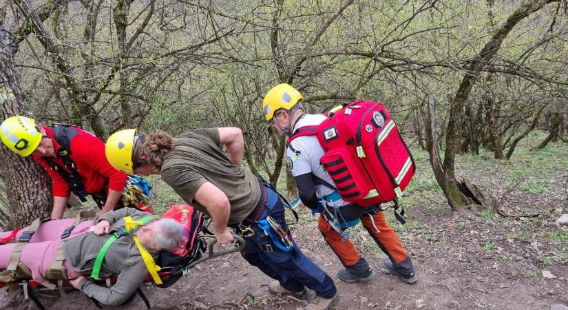 Drámai pillanatok a Remete barlangnál: egy túrázó nő került bajba – fotók