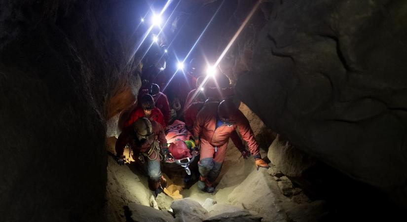 Túrázót mentettek ki a Mátyás-hegyi-barlangból - fotókon a hajmeresztő mentőakció