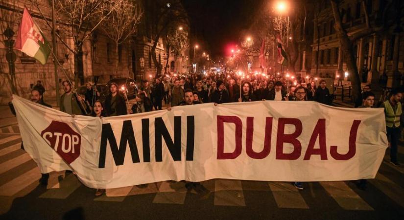 Fáklyával tüntet a Szikra Mozgalom a budapesti Dubaj terve ellen
