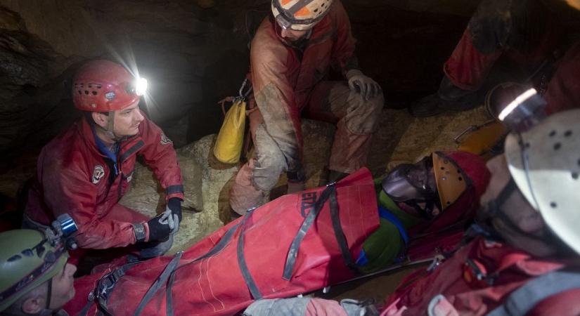 Mentőakció indult a Mátyás-hegyi barlangba, megsérült egy szingapúri túrázó  fotó