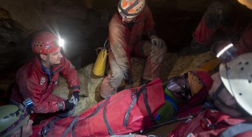 40 méter mélyen a felszín alatt mentettek egy szingapúri túrázót Budán