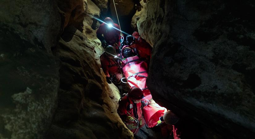 Negyven méter mélyről mentették ki a megsérült szingapúri túrázót a Mátyás-hegyi barlangból