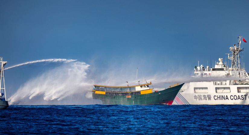 A kínai parti őrség vízágyúkkal bombázta a Fülöp-szigeteki hajókat a Dél-kínai-tengeren