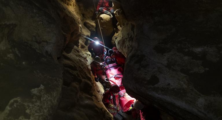 Sérült túrázó rekedt a Mátyás-hegyi barlangban