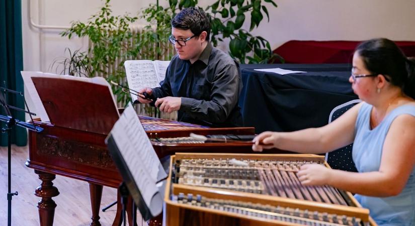 Különleges cimbalom koncert és hangszersimogató a zeneiskolában – képgalériával