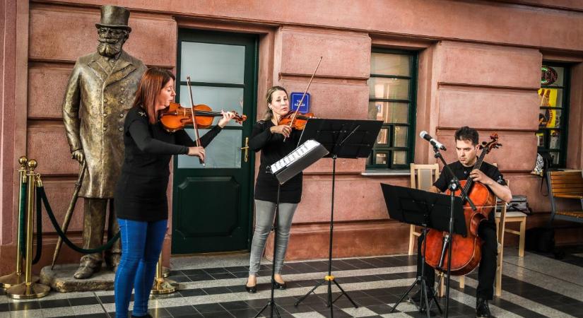 Bach zenéket játszottak a csabai vasútállomáson – videóval