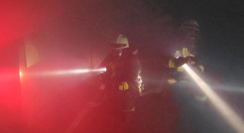 Több mint ötven embert mentettek ki éjjel egy társasházból a tűzoltók