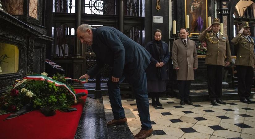 Lengyelország magyar származású védőszentjének sírjánál járt a köztársasági elnök  galéria