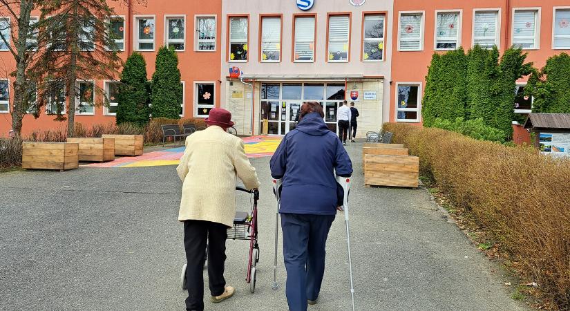 Eddig négy szavazóhelyiséghez riasztották a mentőket, Galántán egy 77 éves nőhöz