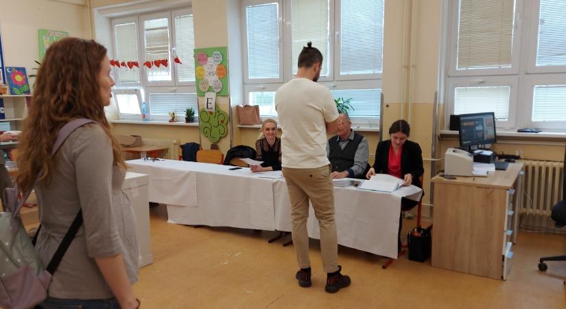 Mérsékelt választási kedv a délelőtti órákban az érsekújvári térségben