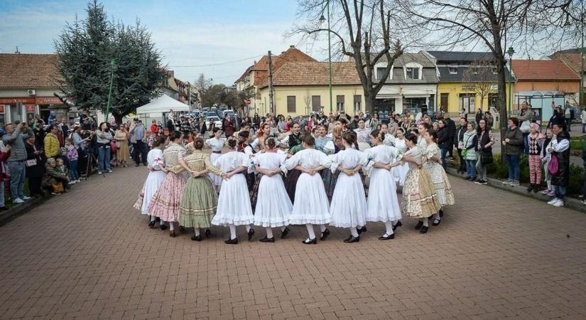 Virágvasárnapi körtánc jelezte a nagyhét közeledtét Gyöngyösön  fotók, videó