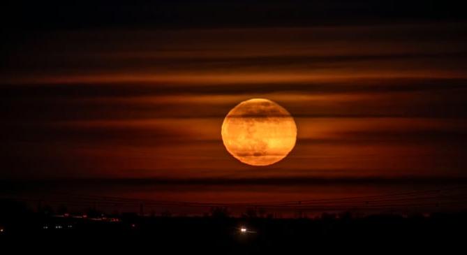 Teliholddal és hazánkból nem látható félárnyékos holdfogyatkozással indul a hét