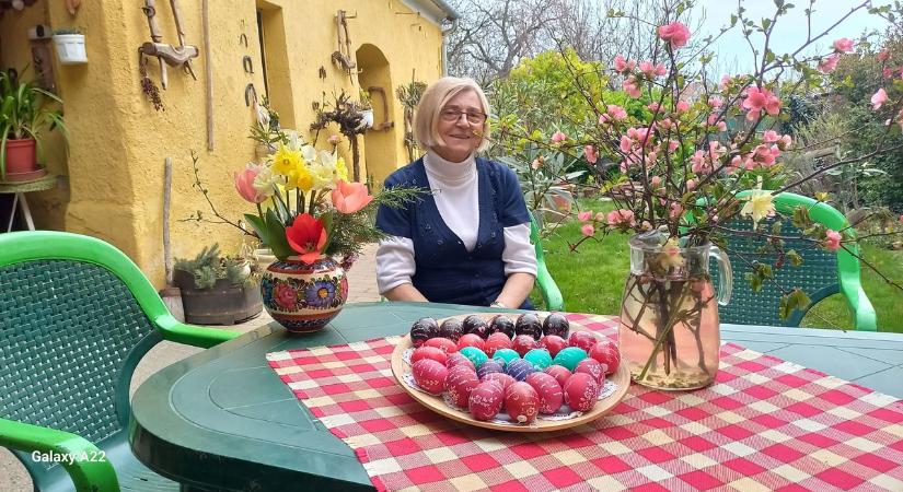 Verseket karcol - A tojásírás hagyományát őrző Csordás Csabánénál jártunk Gencsapátiban - fotók