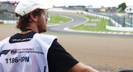 Vettel újra a volán mögött, váratlan helyen állhat ismét rajthoz