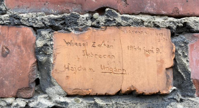 Csak a falba vésett nevük maradt utánuk Auschwitzban