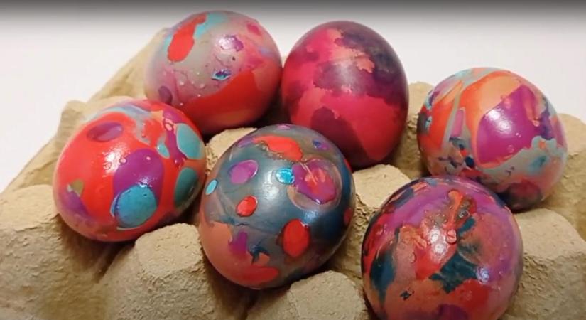Kolléganőnk körömlakkal fest húsvéti tojásokat