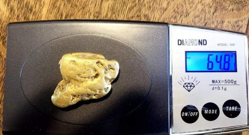 Egy szerencsés kincsvadász hibás detektorral találta meg Anglia legnagyobb aranyrögét