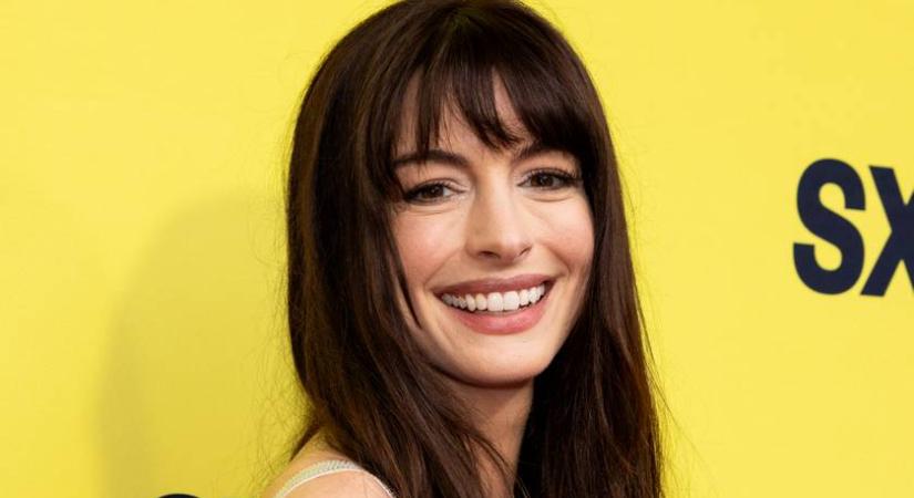 A 41 éves Anne Hathaway miniruhában lépett a vörös szőnyegre: a kétgyerekes sztár nagyon csinos volt