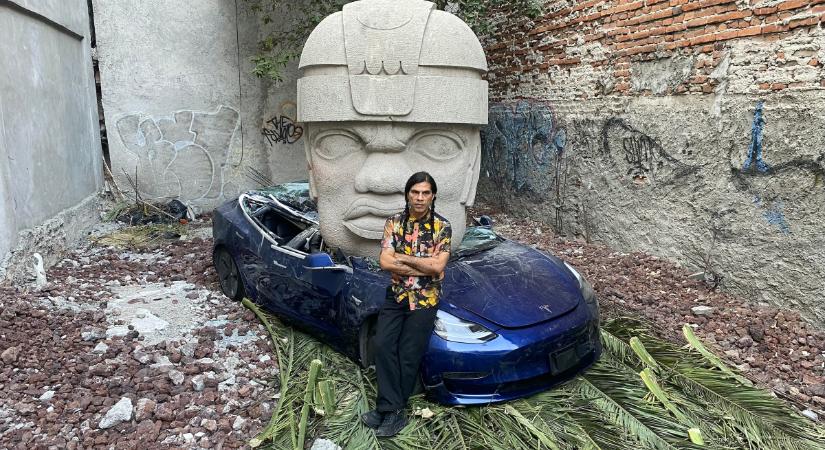 9 tonnás szoborral zúzott össze egy Teslát a mexikói művész – Elon Musknak akar üzenni vele