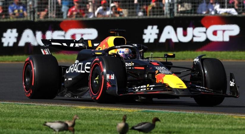 Verstappen a rekordért, Hamilton a sosem látott szégyen elkerüléséért - az Ausztrál Nagydíj élőben