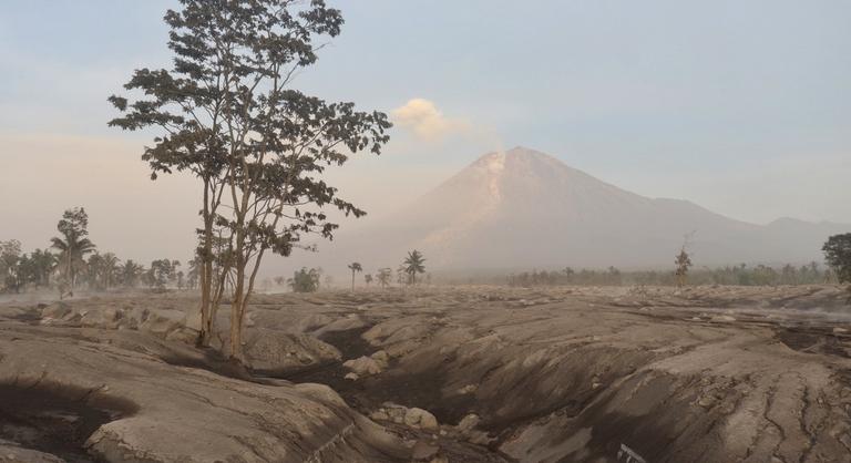 Háromszor tört ki egy vulkán három órán belül Indonéziában