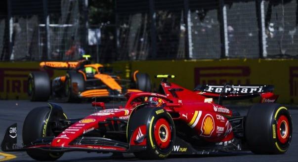Sainz nyert, Verstappen kiesett az F1-es Ausztrál Nagydíjon
