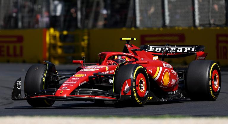 Max Verstappen kiesett, Carlos Sainz behúzta pályafutása harmadik futamgyőzelmét az Ausztrál Nagydíjon