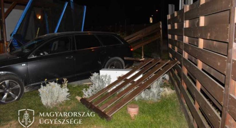 Családi ház kertjébe csapódott a kocsijával az ittas nő Tatabányán