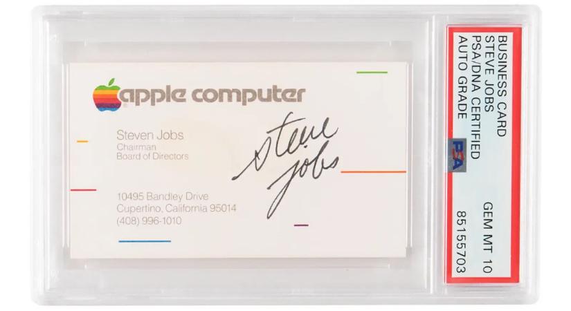 Elképesztő összegért adták el Steve Jobs aláírt névjegykártyáját