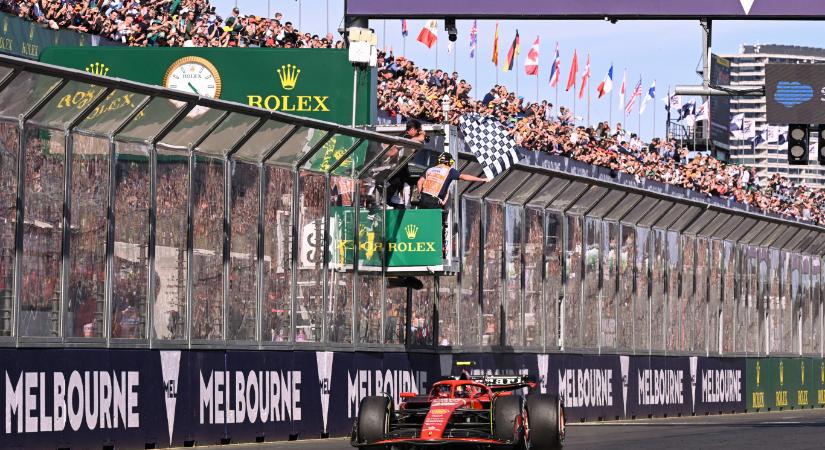 Max Verstappen 43 futam után esett ki, Carlos Sainz nyerte az Ausztrál Nagydíjat